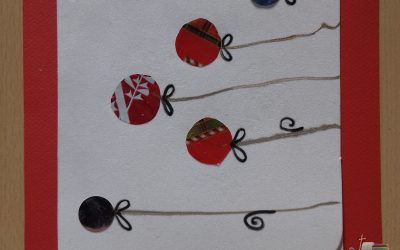 Carte de Noël, boules de Noël, avec du papier cadeau