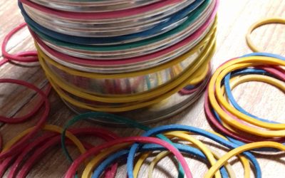 jeu de motricité fine : élastiques et boîte de conserve à partir de 2 ans