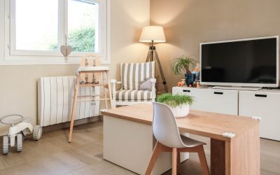 Une chaise haute en bois : les repas du Little au naturel avec la chaise haute Lili de Combelle, chez Berceau magique