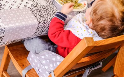Pour des repas avec les grands avec le rehausseur de chaise BabyToLove